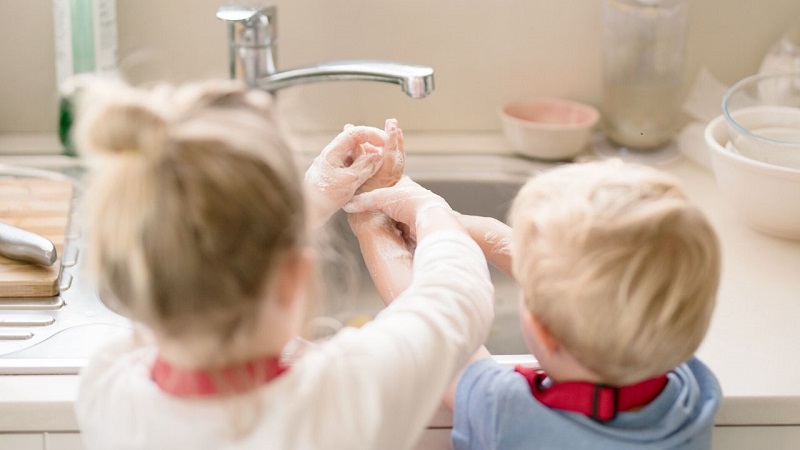 How to do cleaning at home with children