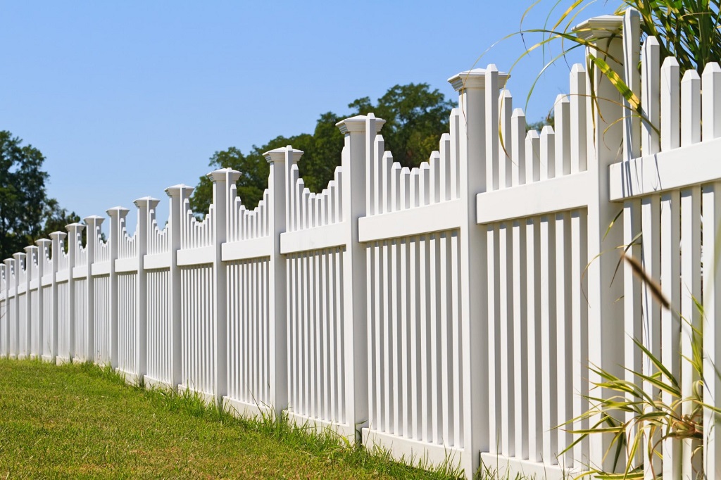 What are the different types of commercial fences